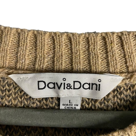 Davi & Dani Women's Tan Star Print Crewneck Sweater - Picture 5 of 8